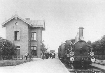 <p>Station Staatsspoor in Velp in het derde kwart van de 19e eeuw, met op de voorgrond de stoomlocomotief met de trein naar Arnhem. </p>

