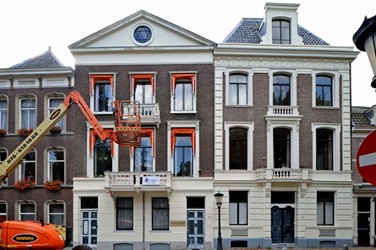 <p>Referenties aan de Nieuwegracht 199-203 in Utrecht, met vergelijkbare gevelindelingen, waaronder de rustica-imitatie op de begane grond. </p>
