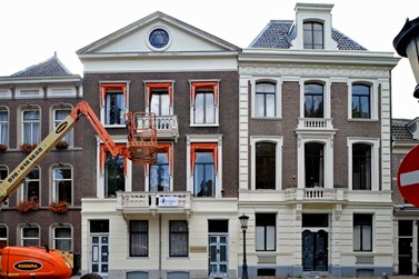 <p>Referenties aan de Nieuwegracht 199-203 in Utrecht, met vergelijkbare gevelindelingen, waaronder de rustica-imitatie op de begane grond. </p>
