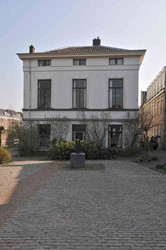 <p>In Nederland staan veel vergelijkbare, eclectisch vormgegeven villa's uit het derde kwart van de 19e eeuw. Op deze foto een villa aan de Van Asch van Wijckskade in Utrecht, eveneens met vensters in het mezzanino. </p>
