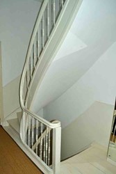 <p>De trap uit de bouwtijd, gefotografeerd op de verdieping. </p>
