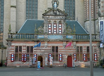 <p>De Hoofdwacht, in 1614 gerealiseerd tegen de noordzijde van de Grote Kerk, links naast het noordportaal.</p>
