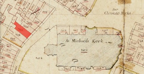 <p>Uitsnede uit het kadastrale minuutplan van 1832 met daarop gemarkeerd de contour van het huidige pand Luttekestraat 12. In het begin van de negentiende eeuw was aan de achterzijde een niet meer bestaand achterhuis met het gebouw verbonden.</p>

