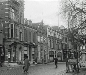 <p>De westelijke gevelwand van de Luttekestraat, gefotografeerd tussen 1910 en 1935. Het huis Luttekestraat 12 is op de foto aan de voorzijde nog voorzien van een keldertoegang met hardstenen trappalen.</p>
