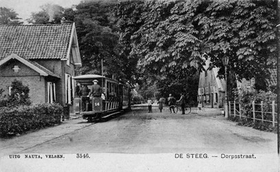 <p>In 1887 werd de stoomtramlijn aangelegd in De Steeg. De zijgevels van Hoofdstraat 34-36 zijn reeds verhoogd (Bron: Gelders Archief).</p>
