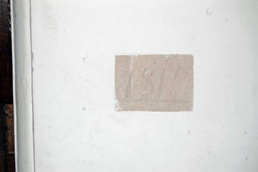 <p>Jaartalsteen in de westelijke muur van de entreeruimte, met daarop het jaartal 1811. </p>
