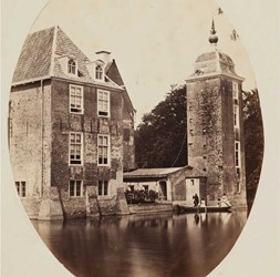 <p>Foto van de achterzijde van het kasteel van omstreeks 1850. De zuidvleugel is hier nog voorzien van een schilddak met dakkapellen (Gelders Archief). </p>
