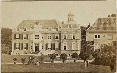 <p>Foto van de voorgevel van kasteel Ruurlo voor de verbouwing van 1869. Van de twee bouwhuizen is alleen het zuidelijke bouwhuis (rechts op de foto) blijven staan (Gelders Archief). </p>
