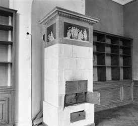 <p>In de eerste helft van de negentiende eeuw is in de grote zaal op de begane grond een kachelnis geplaatst, waarin tot voor de restauratie in de jaren '80 van de twintigste eeuw een gemetselde kolomkachel heeft gestaan (beeldbank RCE). </p>
