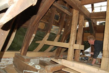 <p>In de kleine hoektoren is op het houtwerk het opschrift '1821' aangebracht. Dit jaartal verwijst waarschijnlijk naar het vernieuwen of herstellen van het dakbeschot. </p>
