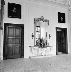 <p>De fraai gesneden deuromlijstingen in de vestibule komen oorspronkelijk uit Huis De Voorst en zijn in de tweede helft van de negentiende eeuw in kasteel Ruurlo herplaatst (beeldbank RCE). </p>
