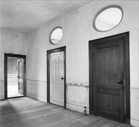 <p>Foto uit 1982 van de gang op de verdieping. De deur aan het einde van de gang geeft toegang tot de paviljoentoren. Deze negentiende-eeuwse gangstructuur is inmiddels verdwenen (beeldbank RCE). </p>

