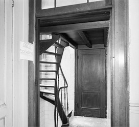 <p>Omdat de secreetkoker bij de paviljoentoren werd verhoogd, moest ook de bijgelegen trap vernieuwd worden tot op zolderniveau (beeldbank RCE). </p>
