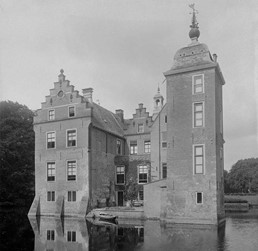 <p>Foto van de achterzijde van het kasteel uit 1914 (beeldbank RCE). </p>
