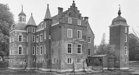 <p>Foto uit 1982 van de zuidoostzijde. Gedurende de restauratiewerkzaamheden werd de gracht rond het kasteel drooggelegd (beeldbank RCE). </p>

