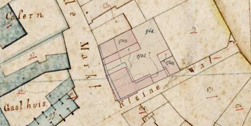 <p>Kadastrale hulpkaart uit 1879, geprojecteerd op het Kadastrale minuutplan. Onder nummer 1703 is de nieuwbouw van Jolink weergegeven, de strook grond aan de rechterzijde van zijn huis hoort bij het buurpand. </p>
