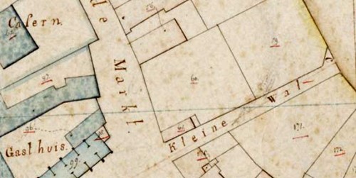 <p>Uitsnede uit het Kadastrale minuutplan uit 1832. Perceel 60 op de hoek van de Paardenmarkt en de Kleine Wal is nog onbebouwd en in gebruik als tuin. </p>
