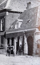<p>Uitsnede uit een ansichtkaart van de Paardenmarkt daterend omstreeks 1900. Op het voorste dakschild van het huis is een houten dakkapel met geprofileerde oren te zien. </p>
