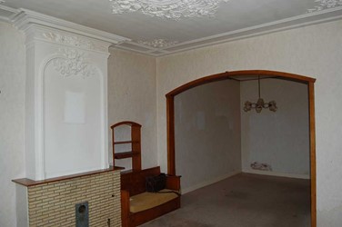 <p>Overzicht van de voorkamer met stucdecoraties uit 1877 in de richting van de achtergevel.</p>
