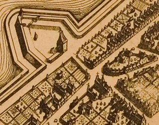 <p>Uitsnede uit de vogelvlucht plattegrond die in 1653 door Nicolaas van Geelkercken van Doesburg getekend werd. Op het terrein tussen de Gasthuiskapel en de nieuwe vestingwerken zijn privétuinen aangelegd en op de hoek van de straat staat een klein huisje.  </p>

