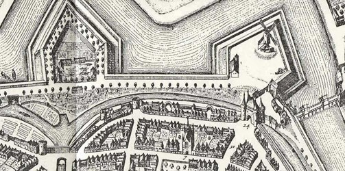 <p>Uitsnede uit de stadsplattegrond uit de stedenatlas van Johan Blaeu, uitgegeven omstreeks 1652. In de bebouwing langs de stadsmuur aan de Walstraat is ter hoogte van de eerste muurtoren vanaf de Sassenpoort een open ruimte - de hof van juffer Oomkees - te zien die aan de achterzijde grenst aan een halfronde muurtoren, de Graventoren. </p>
