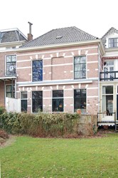 <p>Huidige achtergevel van het achterhuis. De gevelindeling van de begane grond is tot stand gekomen bij de restauratie van 1978.</p>
