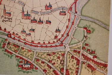 <p>Uitsnede uit de stadsplattegrond die Jacob van Deventer omstreeks 1560 van Zwolle maakte. Langs de gehele zuidrand is een dubbele gracht aangelegd. </p>
