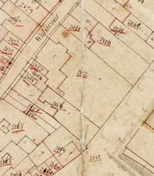 <p>Uitsnede uit het kadastrale minuutplan van 1832. De percelen van de huidige huizen Walstraat 10 en 12 zijn weergegeven onder nummer 2152 en 2153. Het noordelijke deel van het perceel is aan de straat nog onbebouwd. </p>
