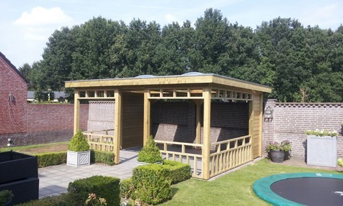 Overkapping platdak aanbouw + balustrades Vrouwenpolder