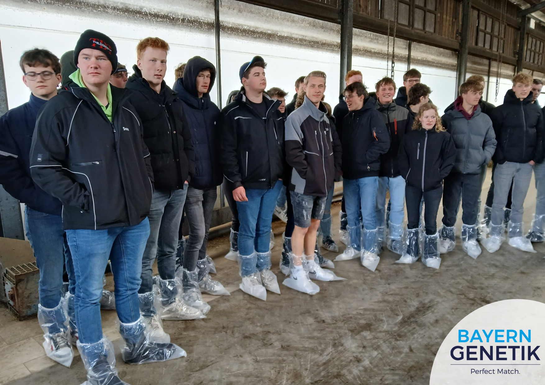 Met studenten van het Zone College de boer op