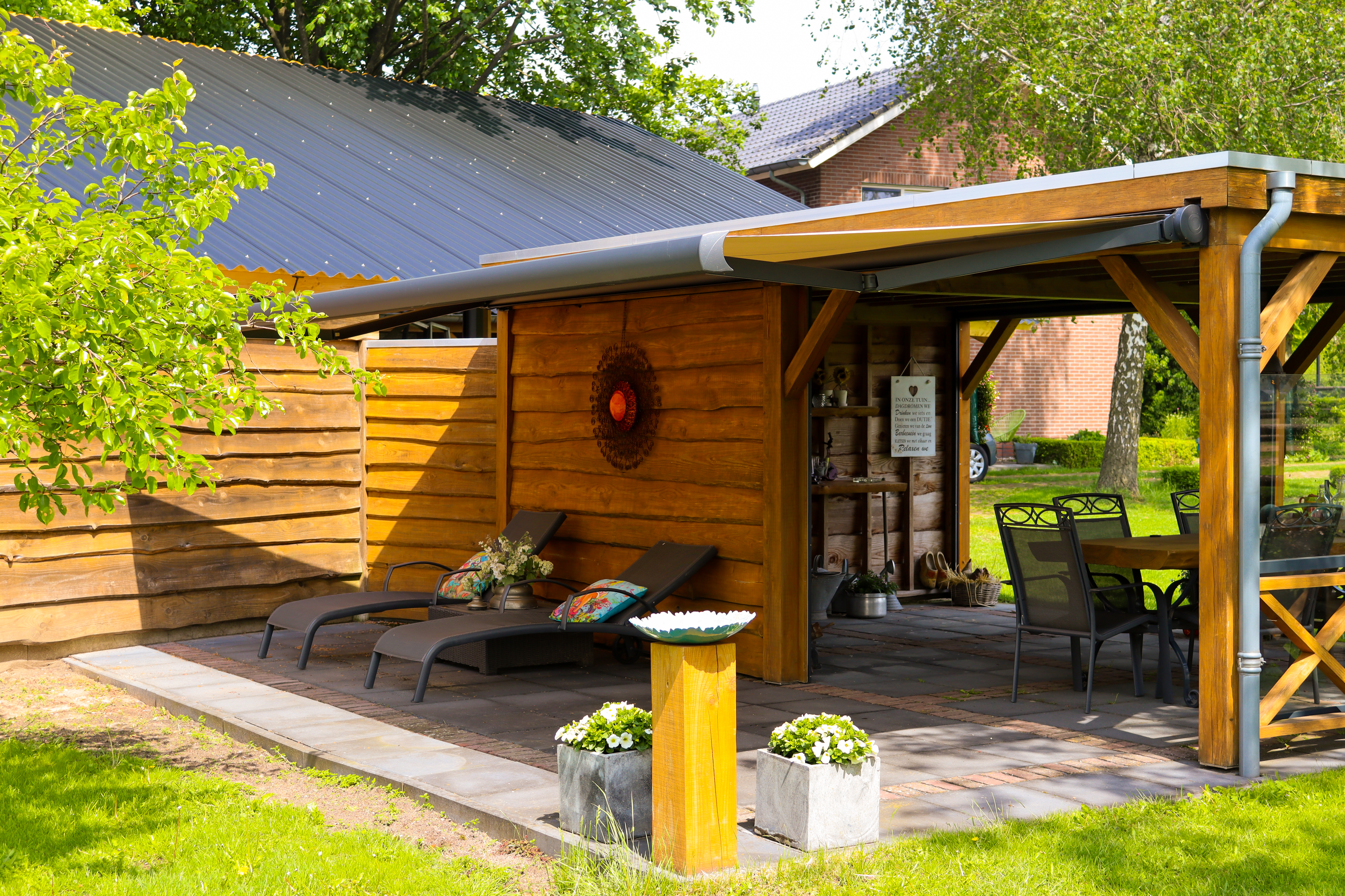 Primeur: Aandrijving knikarmschermen op zonne-energie