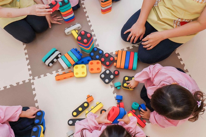 Kinderen oefenen met fijne motorische oefeningen