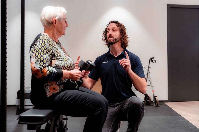Fysiotherapie voor ouderen aan het oefenen met een oudere patiënt