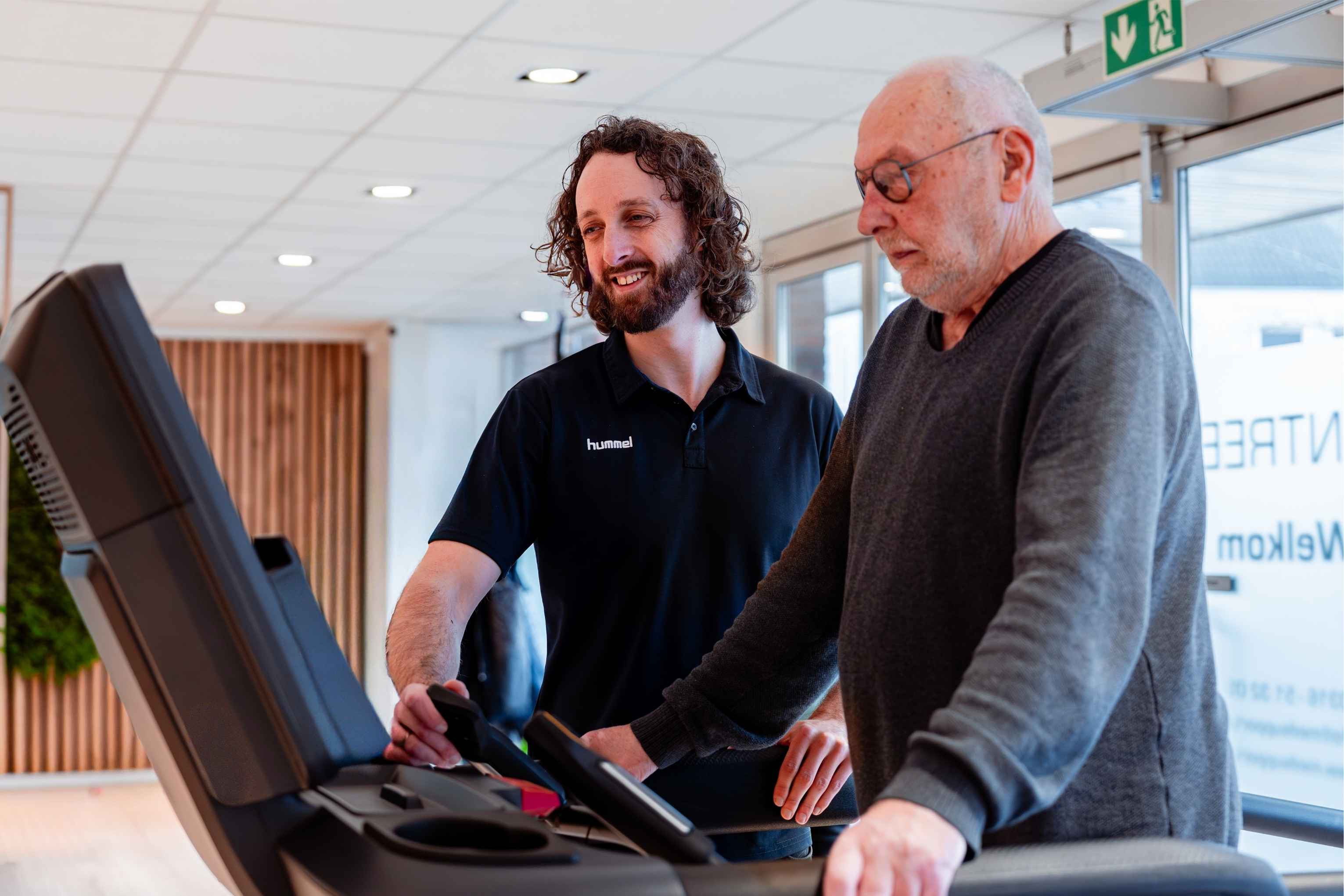 Geriatriefysiotherapeut Bas aan het oefenen met een patiënt