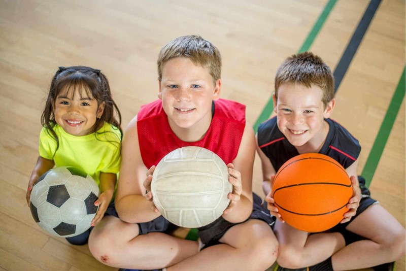 Kinderen met een bal bij de kinderfysiotherapie