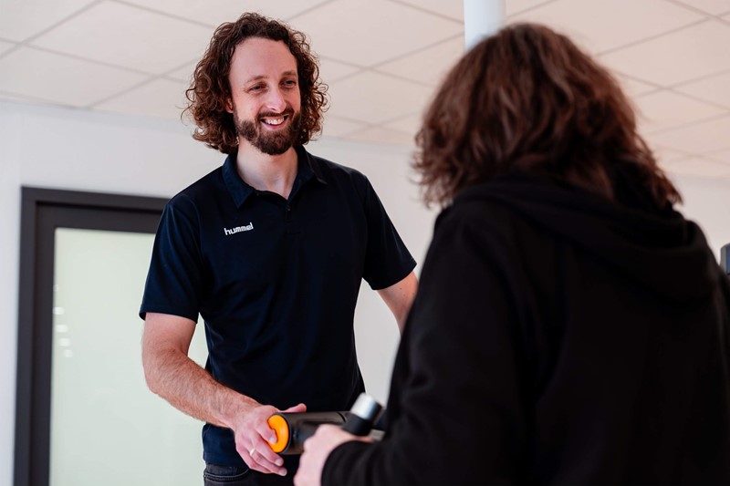 Fysio begeleidt patiënt bij Fysiotherapie MedSupport in Didam