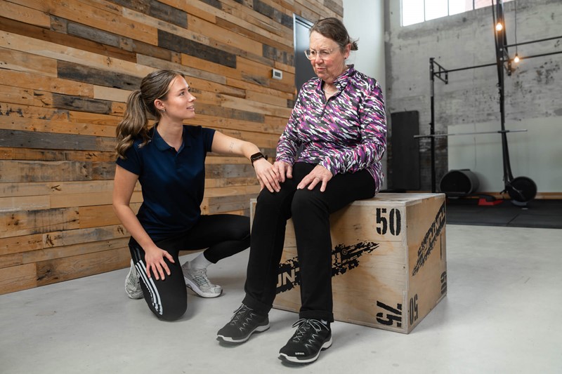 Collega fysiotherapie Daphne begeleid een patiënt bij MedSupport