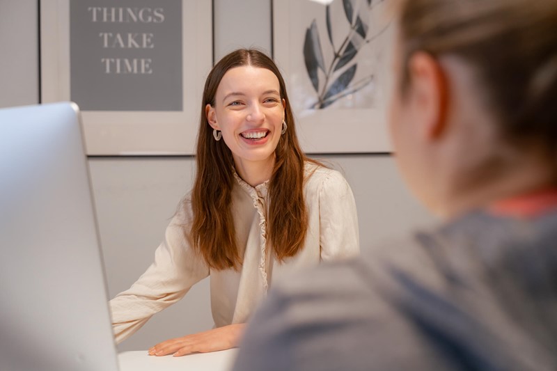 Diëtist Roos heeft een gesprek met een patiënt bij MedSupport