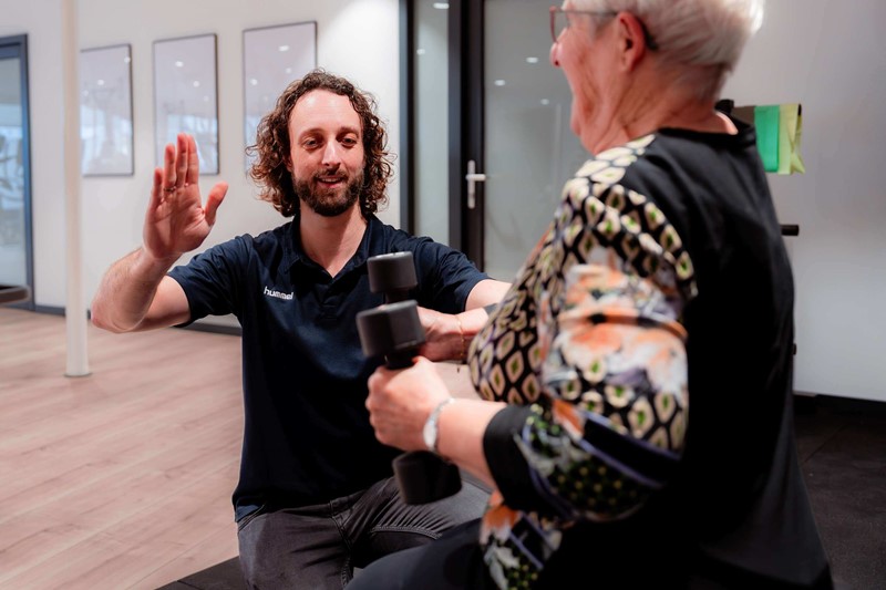 Parkinson fysiotherapeut oefent met een parkinson patiënt