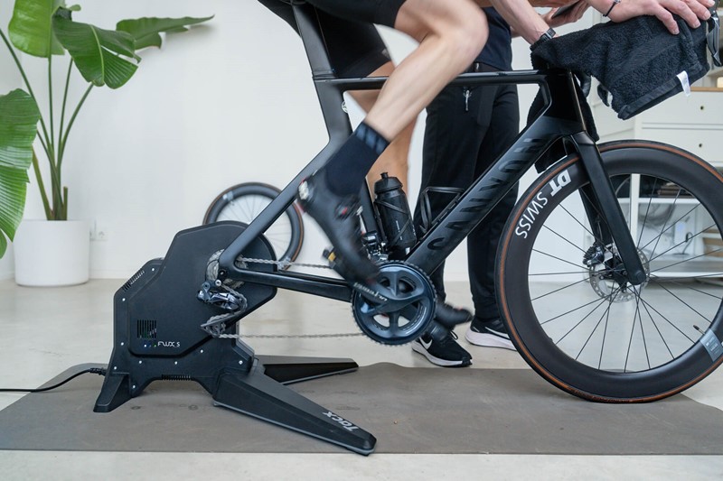 Een fietser op de fietstraining tijdens een inspanningstest