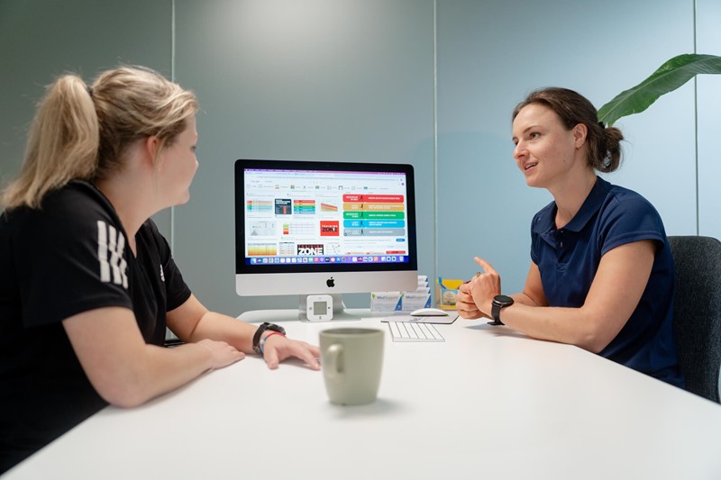 Bespreken van de trainingszones aan een wielrenner na een inspanningstest