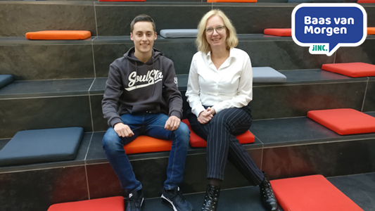 Daan Butzelaar, leerling van het Maarten van Rossem met Anneke Blok, bestuurder van Cito